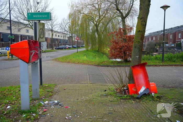 Postnl brievenbus opgeblazen, post ligt op straat