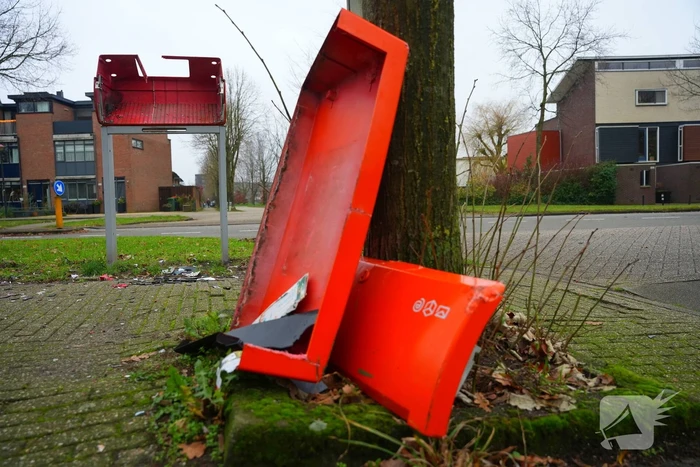 Postnl brievenbus opgeblazen, post ligt op straat