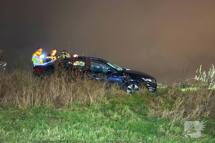 Automobilist belandt in de berm