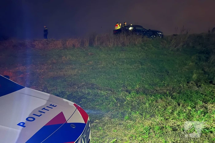 Automobilist belandt in de berm