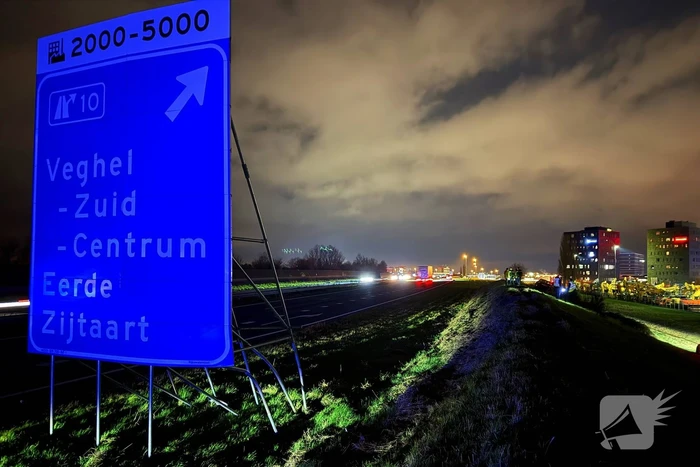 Automobilist belandt in de berm