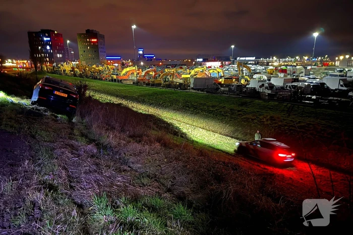 Automobilist belandt in de berm