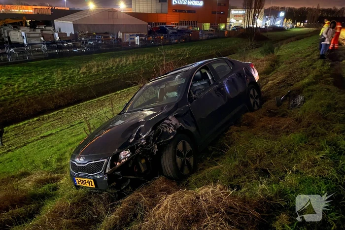 Automobilist belandt in de berm