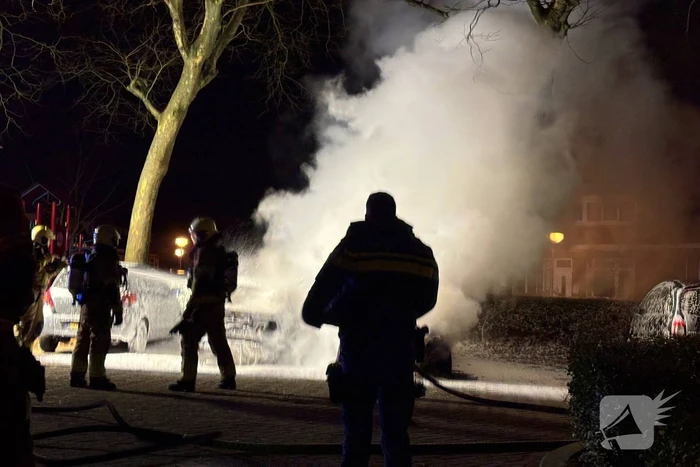 Geparkeerde auto's verwoest door brand