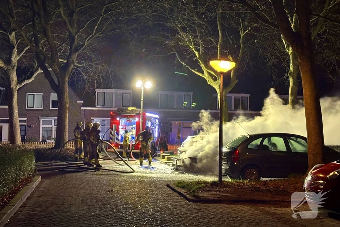 Geparkeerde auto's verwoest door brand