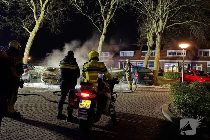 Geparkeerde auto's verwoest door brand