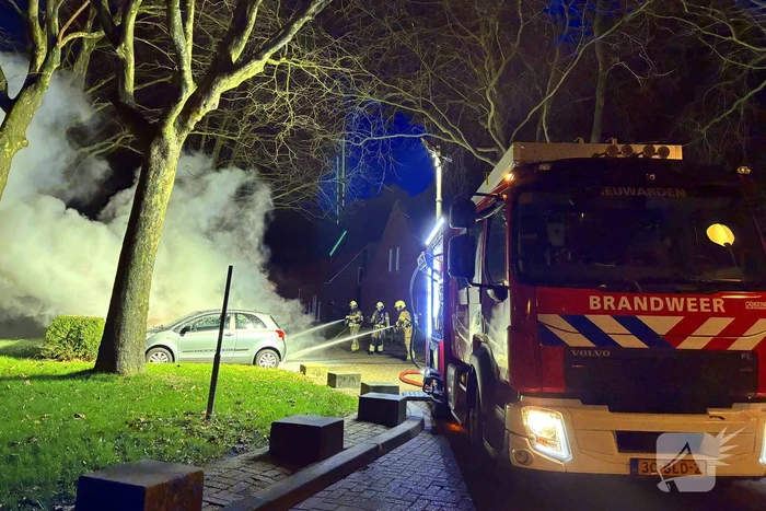 Geparkeerde auto's verwoest door brand