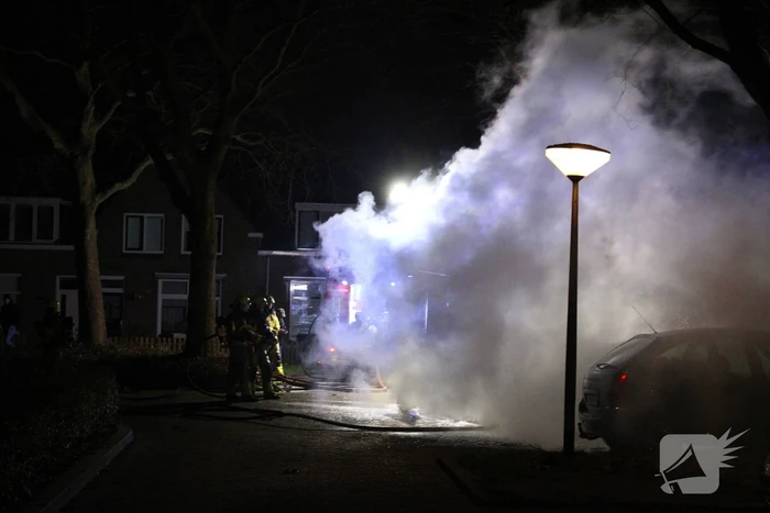 Geparkeerde auto's verwoest door brand