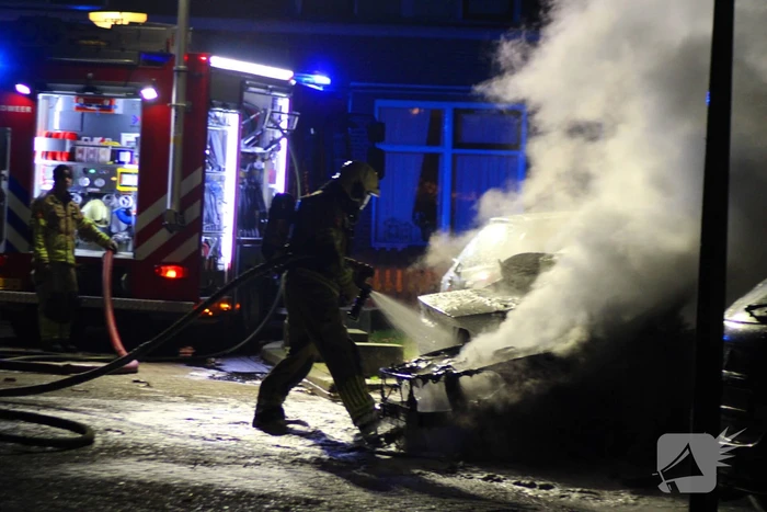 Geparkeerde auto's verwoest door brand