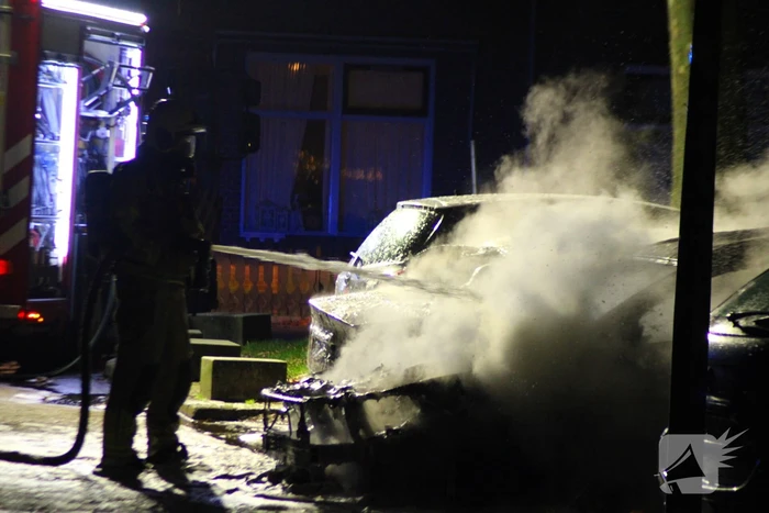 Geparkeerde auto's verwoest door brand