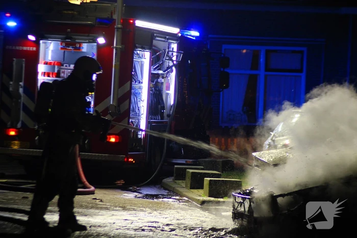 Geparkeerde auto's verwoest door brand