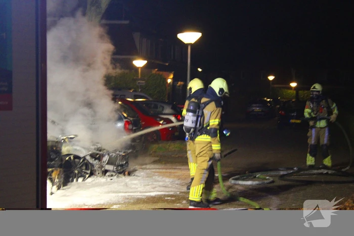 Geparkeerde auto's verwoest door brand