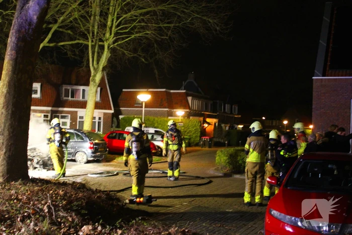 Geparkeerde auto's verwoest door brand