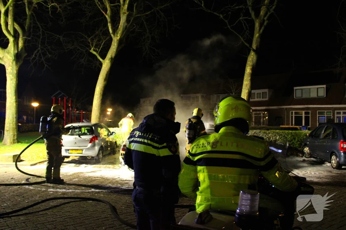 Geparkeerde auto's verwoest door brand