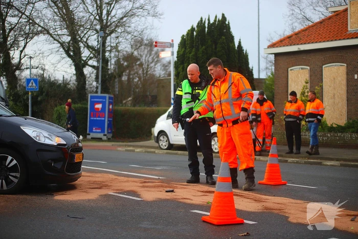 Flinke schade bij botsing tussen twee auto's