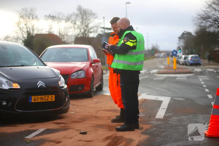 Flinke schade bij botsing tussen twee auto's