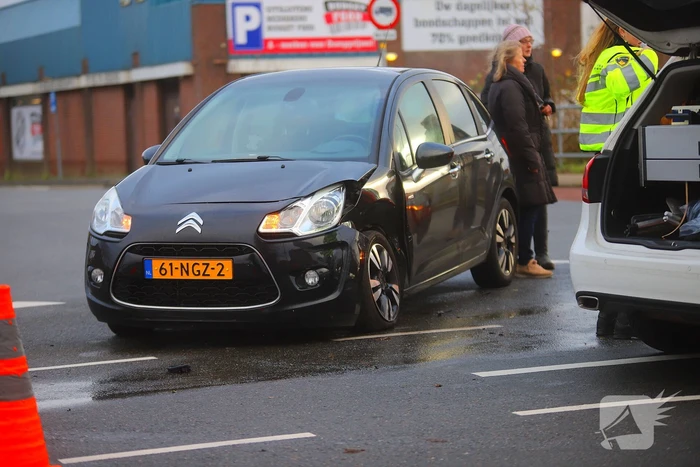 Flinke schade bij botsing tussen twee auto's