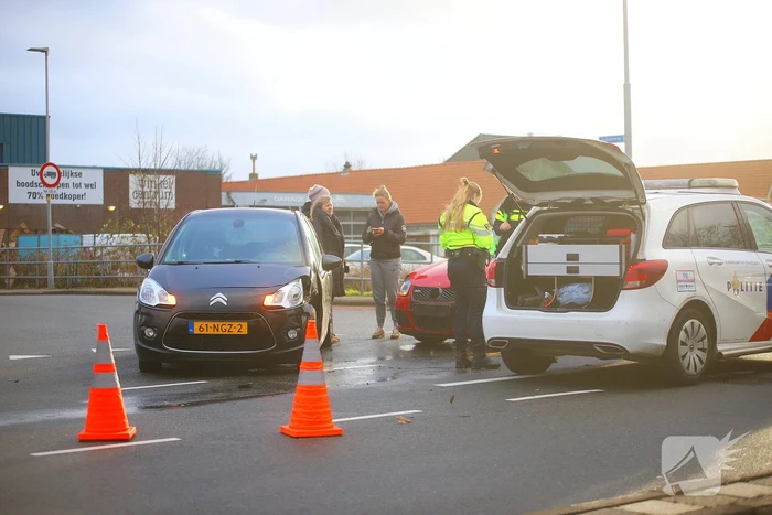 Flinke schade bij botsing tussen twee auto's