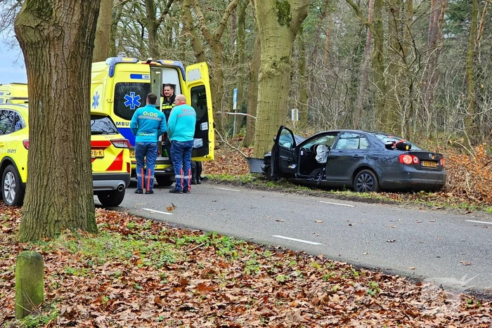 Persoon zwaargewond bij botsing tegen boom