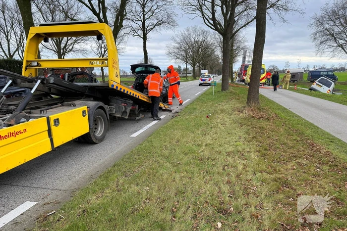 Bestelbus belandt in sloot na botsing