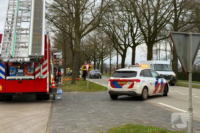 Bestelbus belandt in sloot na botsing