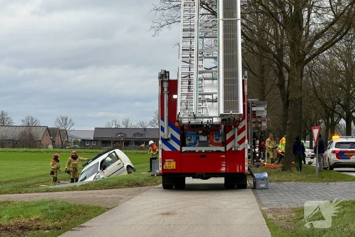 Bestelbus belandt in sloot na botsing