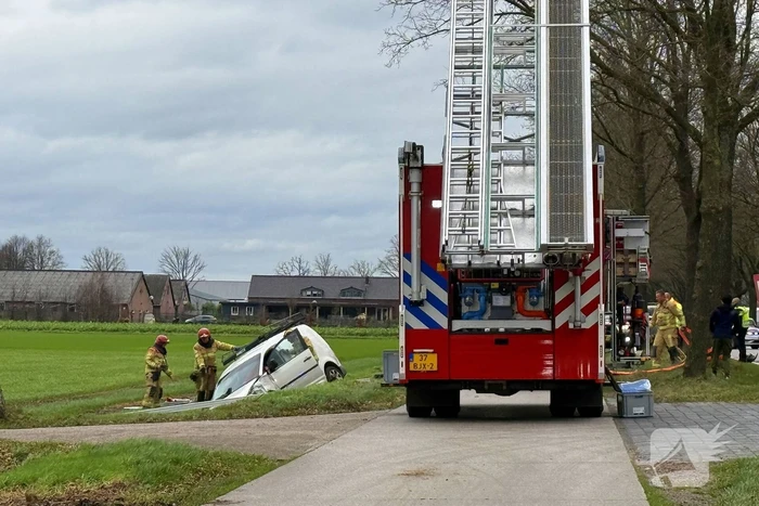 Bestelbus belandt in sloot na botsing