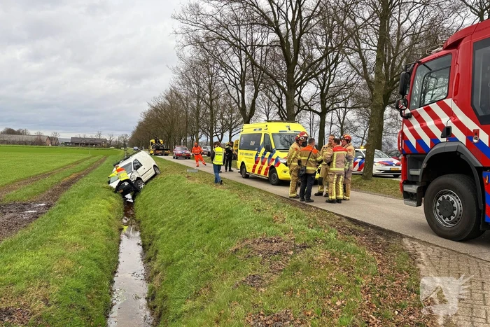 Bestelbus belandt in sloot na botsing