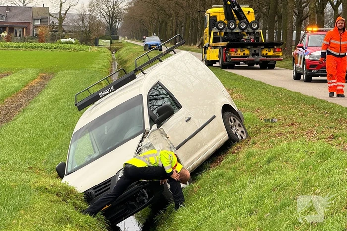 Bestelbus belandt in sloot na botsing