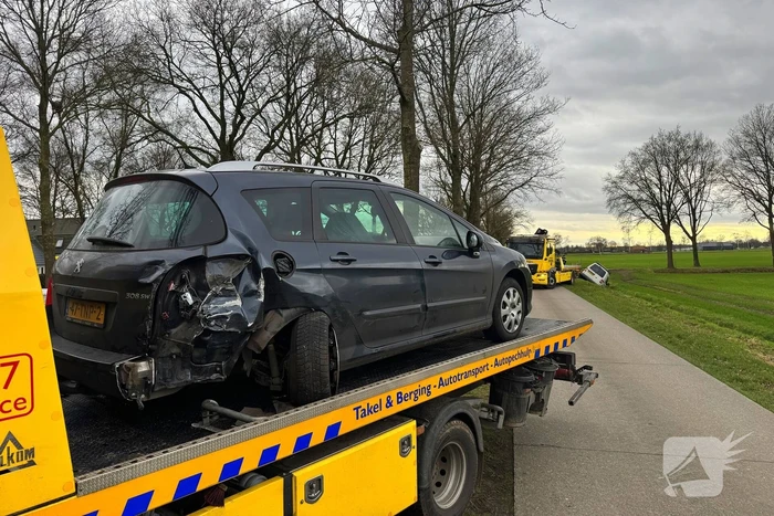 Bestelbus belandt in sloot na botsing