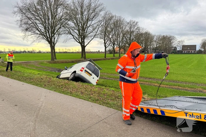 Bestelbus belandt in sloot na botsing