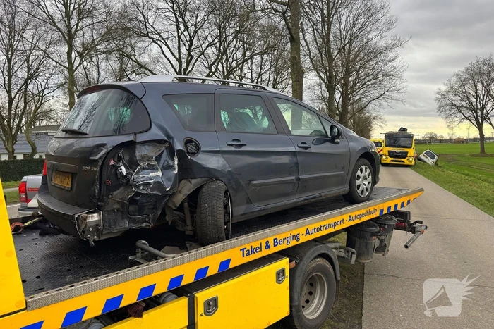 Bestelbus belandt in sloot na botsing