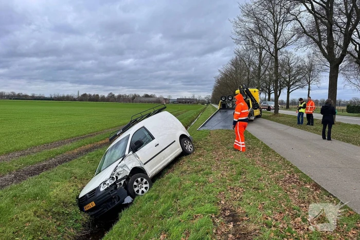 Bestelbus belandt in sloot na botsing