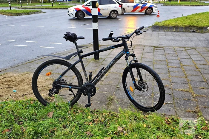 Bestelbus en mountainbiker botsen op elkaar
