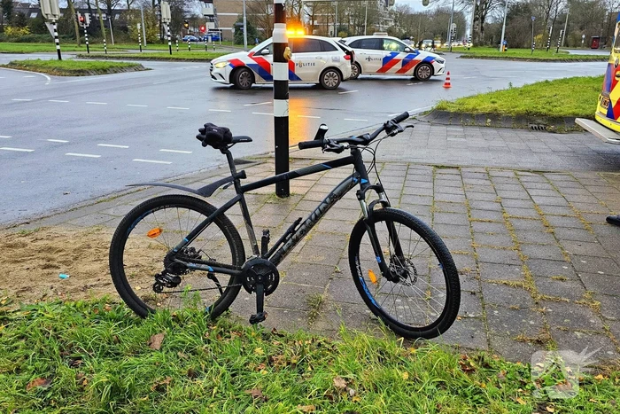 Bestelbus en mountainbiker botsen op elkaar