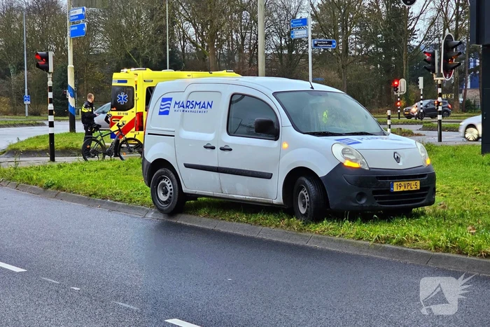 Bestelbus en mountainbiker botsen op elkaar