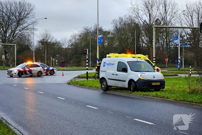 Bestelbus en mountainbiker botsen op elkaar