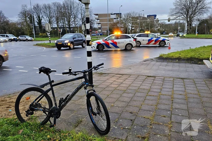 Bestelbus en mountainbiker botsen op elkaar