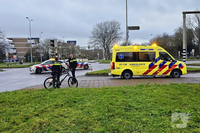 Bestelbus en mountainbiker botsen op elkaar