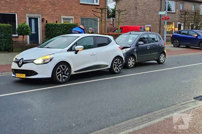 Flinke schade bij kettingbotsing met drie voertuigen