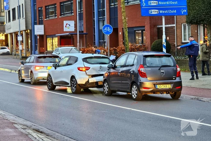 Flinke schade bij kettingbotsing met drie voertuigen