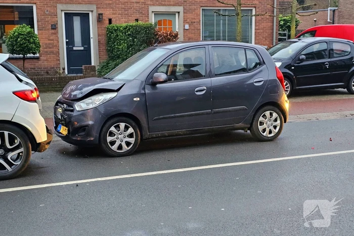 Flinke schade bij kettingbotsing met drie voertuigen