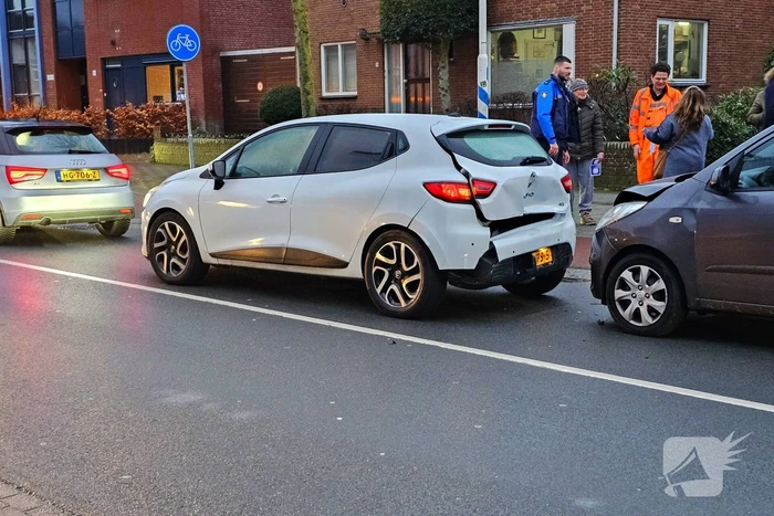 Flinke schade bij kettingbotsing met drie voertuigen
