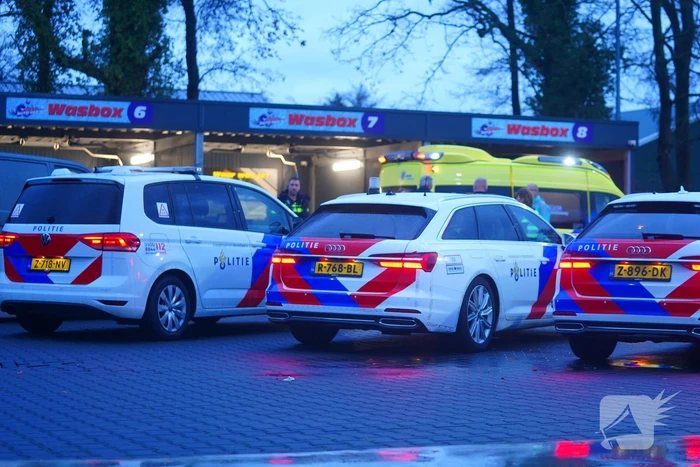 Automobilist botst bij wasstraat in wasbox tegen muur
