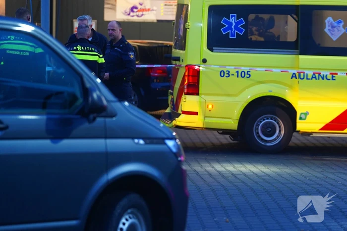 Automobilist botst bij wasstraat in wasbox tegen muur