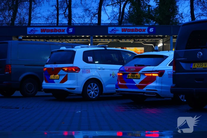 Automobilist botst bij wasstraat in wasbox tegen muur