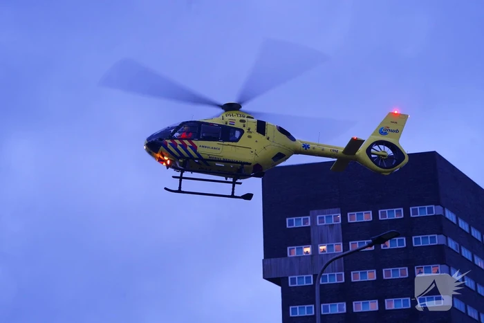 Automobilist botst bij wasstraat in wasbox tegen muur