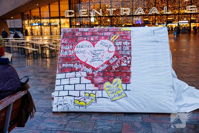 Demonstratie voor stoeptegel Benjamin