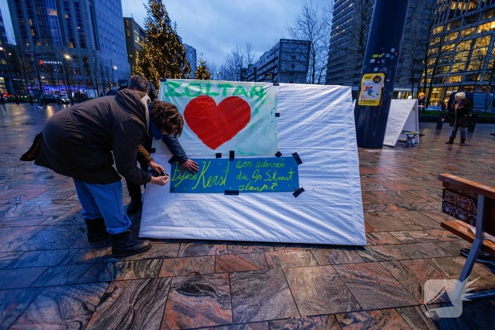 Demonstratie voor stoeptegel Benjamin