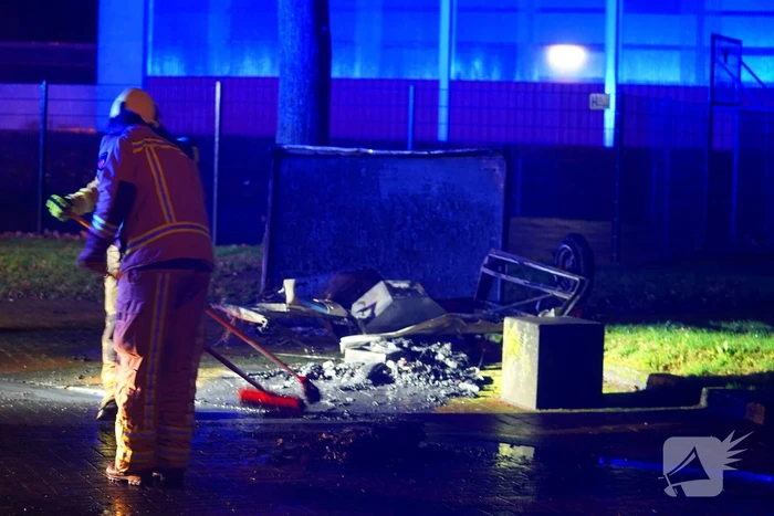 Traditiegetrouw gaat aanhanger in vlammen op